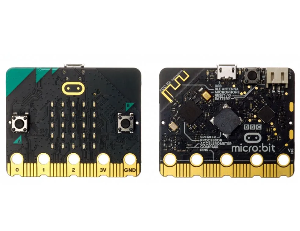 Přední a zadní strana vývojové desky BBC micro:bit V2