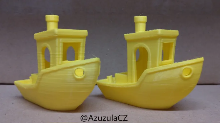 Dva žluté 3D výtisky lodiček Benchy pro porovnání kvality tisku