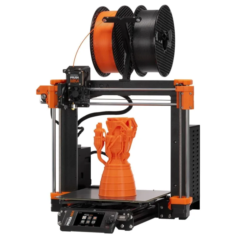 Tiskárna Prusa MK4 s oranžovým výtiskem a cívkami filamentu