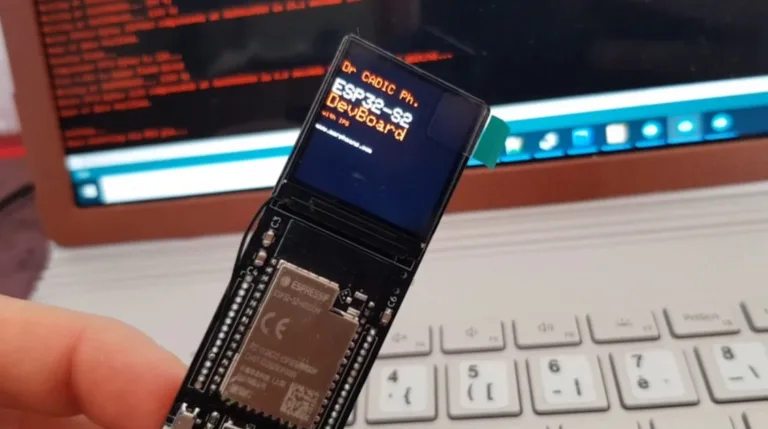 Vývojová deska MorphESP 240 s ESP32-S2 a vysouvacím LCD displejem