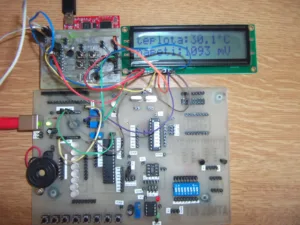 Mikrokontrolér MSP430G2553 zapojený na nepájivém poli s displejem zobrazujícím teplotu
