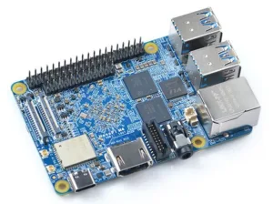 Jednodeskový počítač NanoPi M4 s konektory USB a černým chladičem