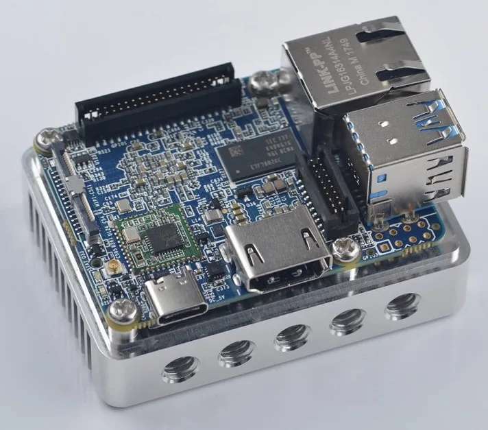 3D zobrazení desky NanoPi NEO4 s konektory USB a Ethernet