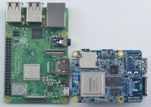 NanoPi NEO4 zobrazený z horní a spodní strany s konektory a součástkami