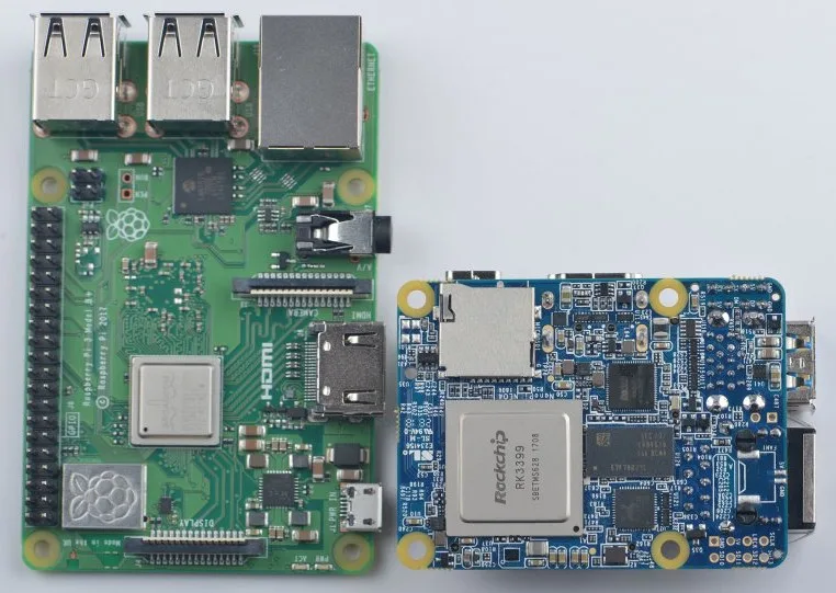 NanoPi NEO4 zobrazený z horní a spodní strany s konektory a součástkami