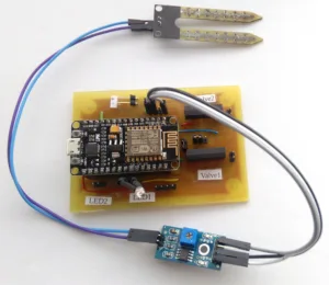 Schéma zavlažovacího systému s deskou NodeMCU a připojenými součástkami