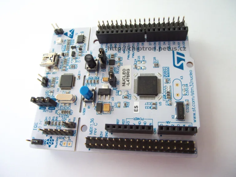 Vývojová deska Nucleo STM32L476 s mikrokontrolérem a řadami pinů