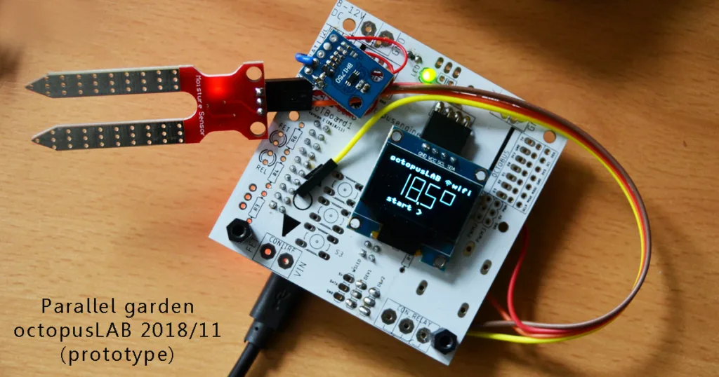 Deska IoTboard prototypu systému Parallel garden s displejem a připojenými vodiči