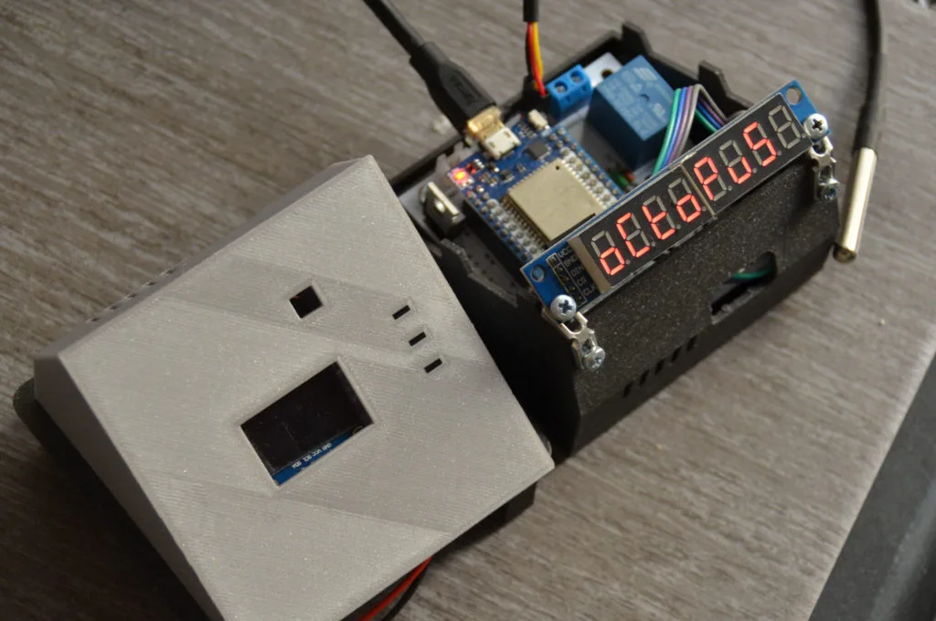 Testovací octopusLab IoT moduly s displejem a 3D tištěnou krabičkou