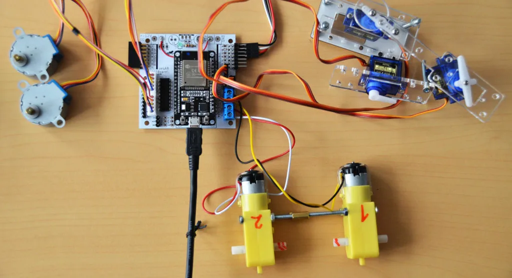 OctopusLab ROBOTboard propojený s motory a servy pomocí vodičů