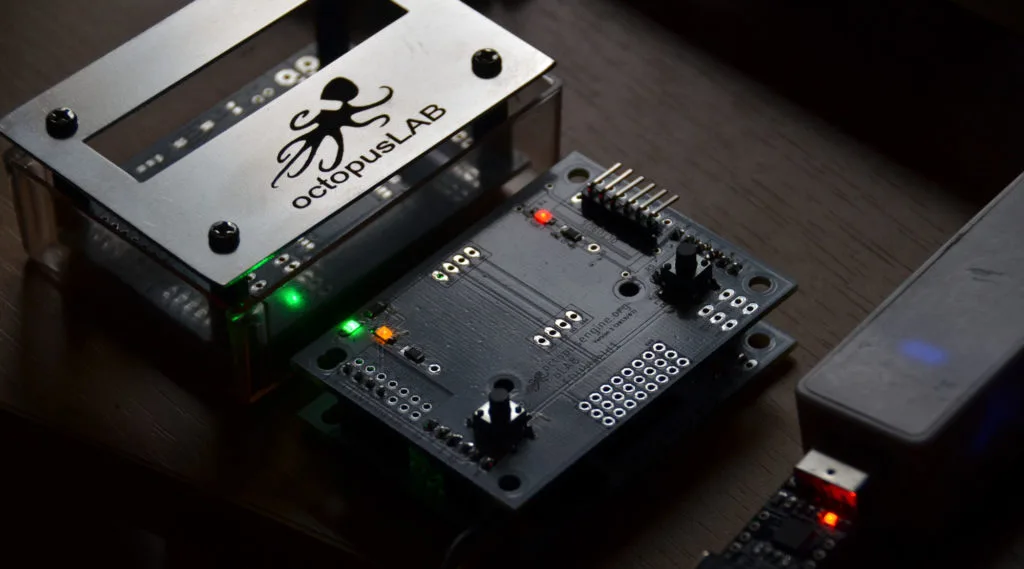 Deska octopusLab s ESP32 a připojeným externím programátorem