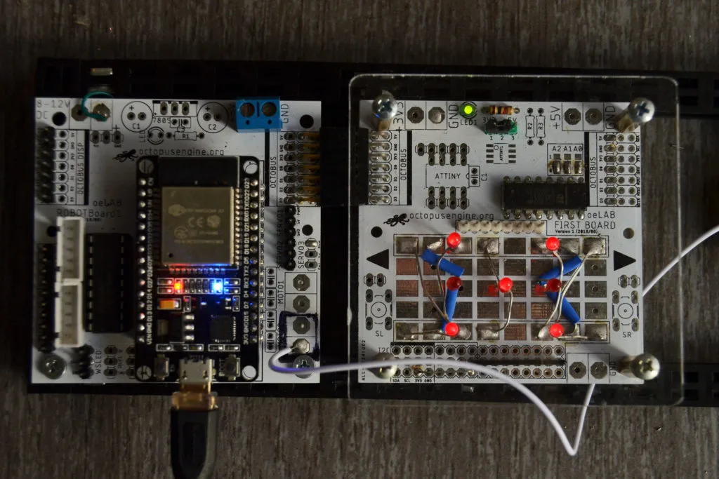 Moduly octopusLAB FIRSTboard a ESP32 zapojené s LED diodami a propojovacími vodiči