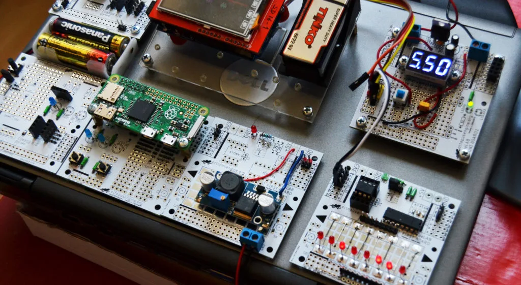 Vývojové moduly octopusLab s klonem Arduina, Arduino Nano a světelným hadem