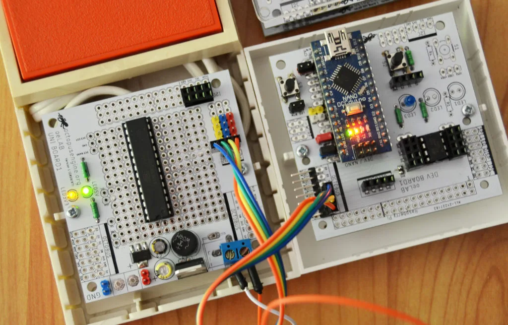 Elektronické moduly octopusLab na nepájivých polích s ESP32 a dalšími součástkami