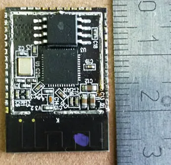 Modul ESP32 WROOM s plechovým krytem a leptanou anténou na okraji