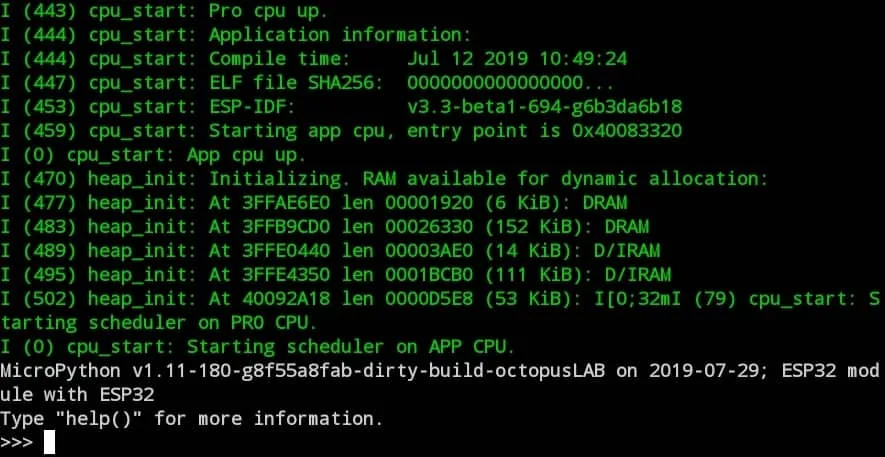 Terminál s výpisem startu ESP32 a promptem MicroPythonu