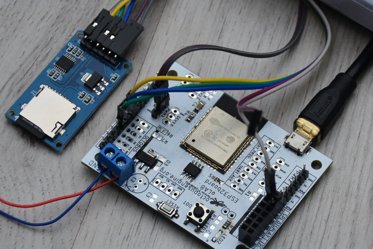 Deska ESP32 s osminohou RAM a připojenou externí čtečkou SD karet