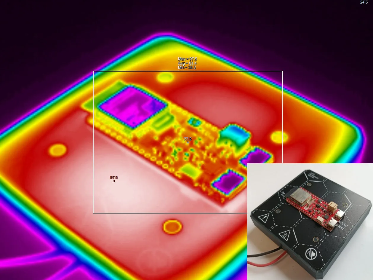 Termokamera zobrazuje rozložení teplot na vyhřívané podložce při použití jako pájecí hotplate