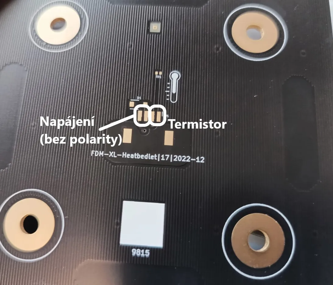 Detail desky vyhřívané podložky FDM-XL-Heatbed s označenými kontakty napájení a termistoru