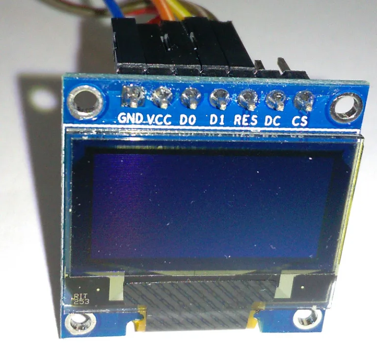 Modul OLED displeje 0,96 palce s modrou deskou a konektory SPI/I2C