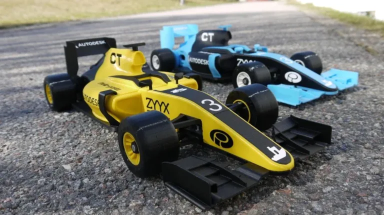 Dvě 3D modelované formule openRC v měřítku 1:10, žlutá a modrá