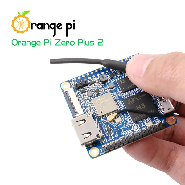 Ruka drží jednodeskový počítač Orange Pi Zero Plus 2 s HDMI