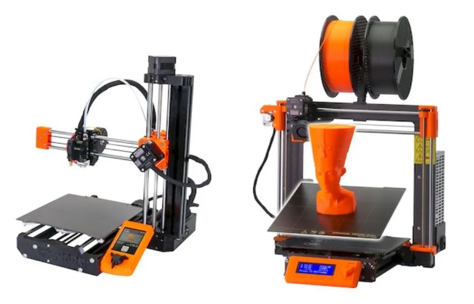 Dvě zobrazení 3D tiskárny Original Prusa MINI s oranžovými díly