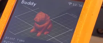 Barevný LCD displej tiskárny Prusa Mini s náhledem modelu pro tisk
