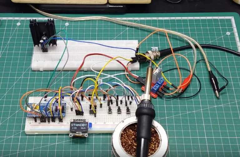 Páječka s mikrokontrolérem Arduino a STM32 zapojená na nepájivém poli
