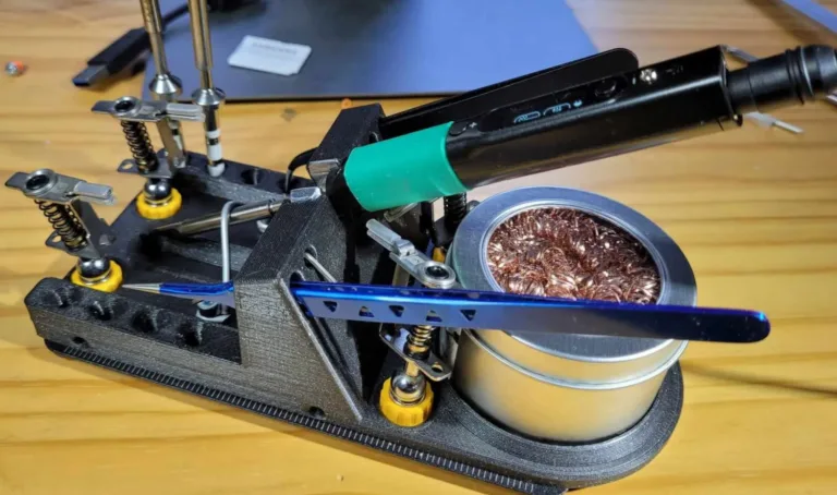 3D tištěný držák s lupou a pomocnými rameny pro pájení