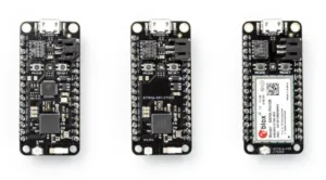 Tři vývojové desky Particle Mesh s bezdrátovými moduly