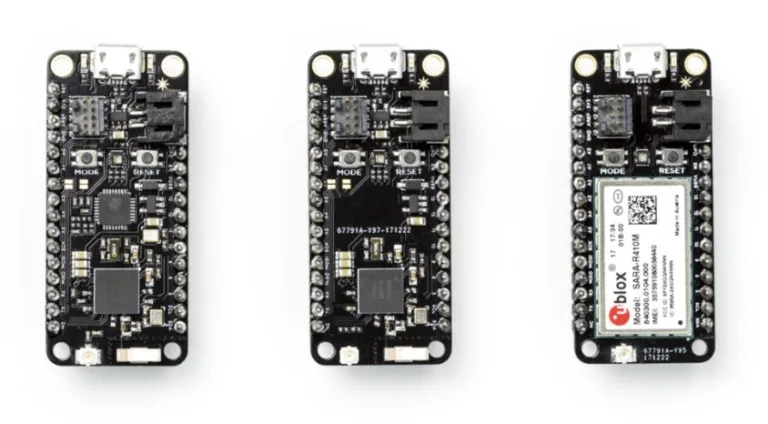 Tři vývojové desky Particle Mesh s bezdrátovými moduly