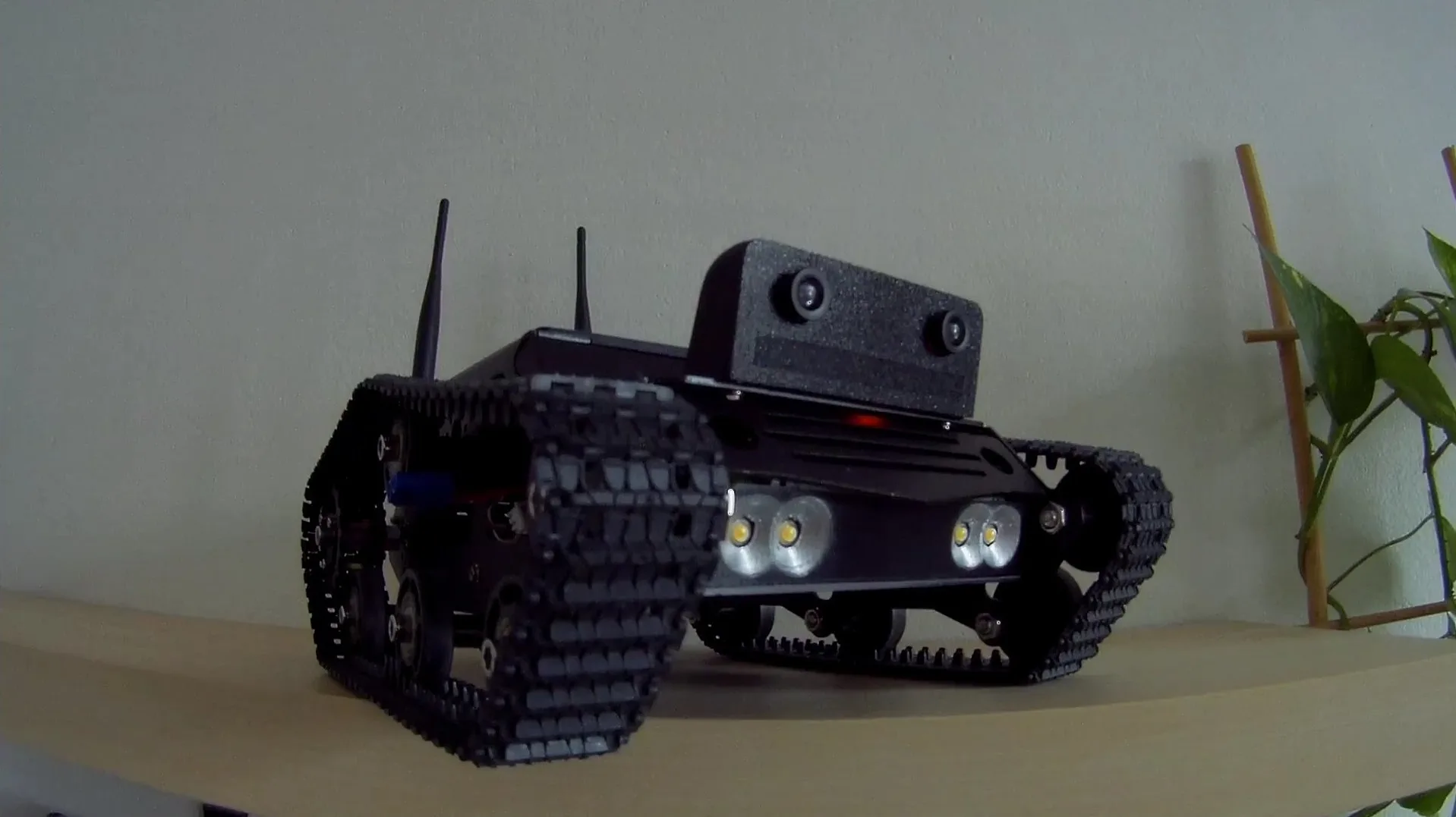 Černý pásový robot s kamerou postavený na Nvidia Jetson Nano