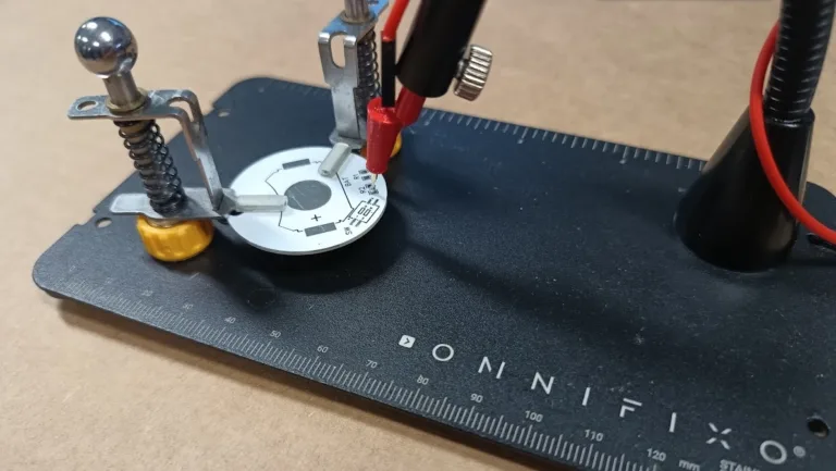 Přípravek PCBite s upevněnou deskou plošných spojů a měřicími sondami