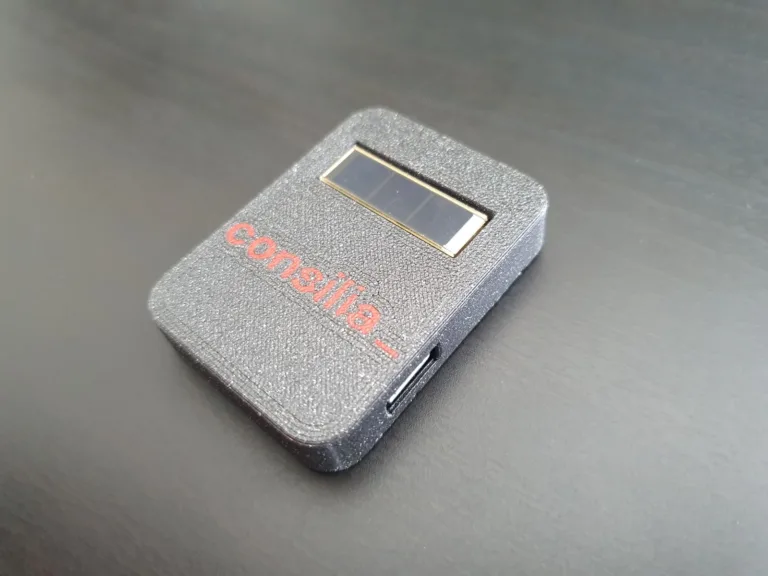 Krabička zařízení EnergyMeter s průhledovým okénkem a nápisem Consilia