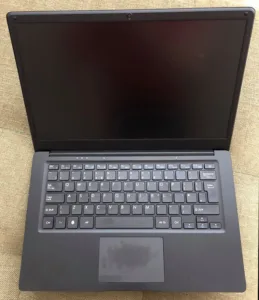 Pinebook Pro s vypnutým displejem a otevřenou klávesnicí