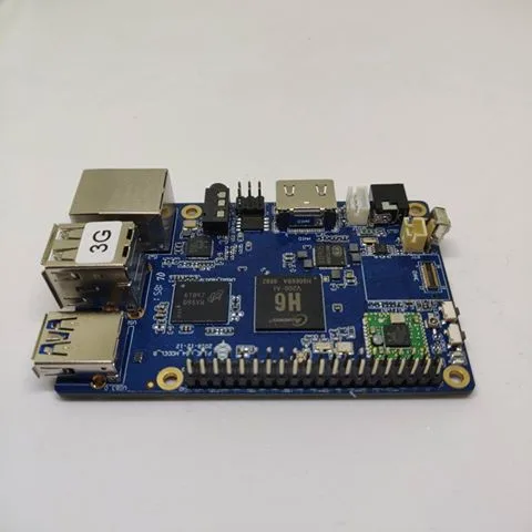 Jednodeskový počítač Pine H64 Model B s modrou deskou a konektory