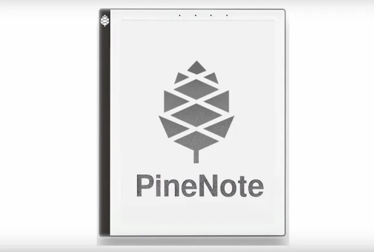 Přední pohled na tablet PineNote s logem na displeji