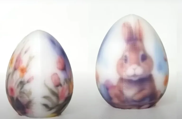 Dva vejčité 3D výtisky s rozmazaným barevným potiskem vedle sebe