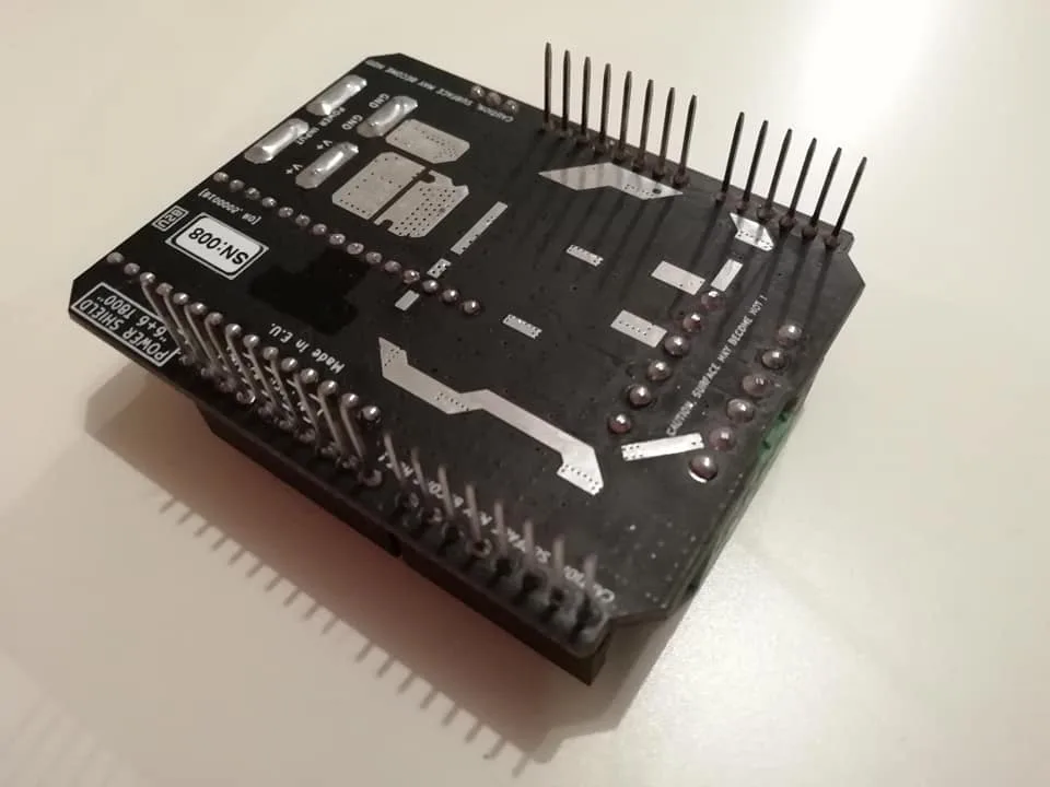 Černý Power Shield s prodlouženými pinovými lištami a svorkami pro Arduino