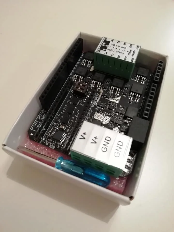 Černý Power Shield s výstupními svorkami a prodlouženými piny pro Arduino