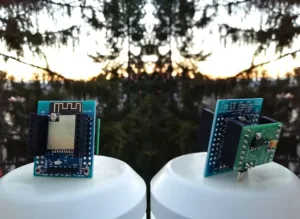 Vizualizace desek PowerShield a ESP32 MiniKit na podstavcích