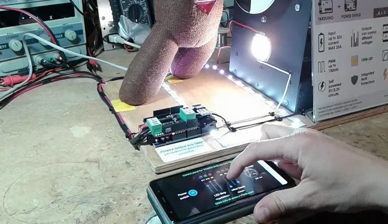 Řídicí deska Arduino ovládá žárovku přes Bluetooth z mobilní aplikace