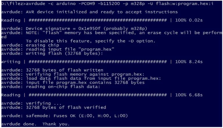 Terminál zobrazuje příkaz avrdude a zápis programu do flash paměti Arduino