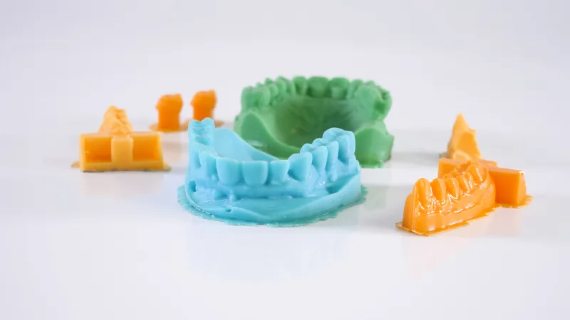 Barevné 3D tištěné modely, v popředí tyrkysový hrad a za ním zelený