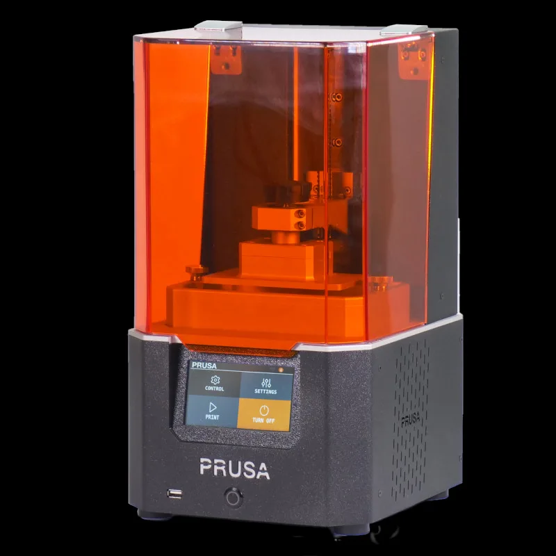 3D tiskárna Original Prusa SL1 s otevřeným oranžovým krytem a dotykovým displejem