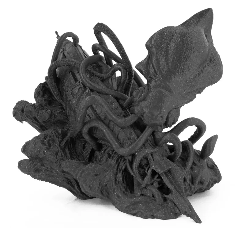 Nepovedený 3D tisk tvoří hustě propletený shluk černého materiálu