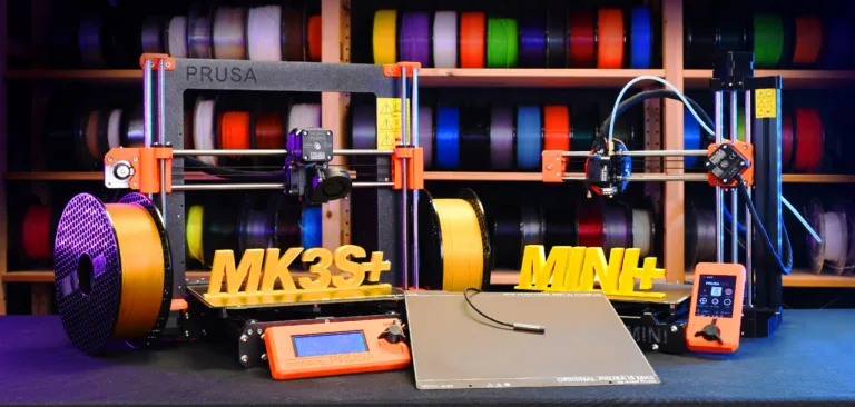 Ilustrace 3D tiskáren Prusa MK3S+ a Mini+ před barevnými filamenty