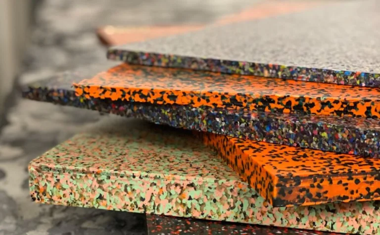 Barevné desky z recyklovaného materiálu vytištěné na 3D tiskárně