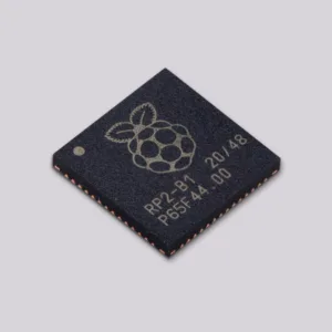 Samostatný mikrokontrolér RP2040 s logem Raspberry Pi na černém pouzdře